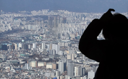 서울 송파구 롯데월드타워 전망대인 '서울스카이'에서 바라본 시내 아파트. <연합뉴스>